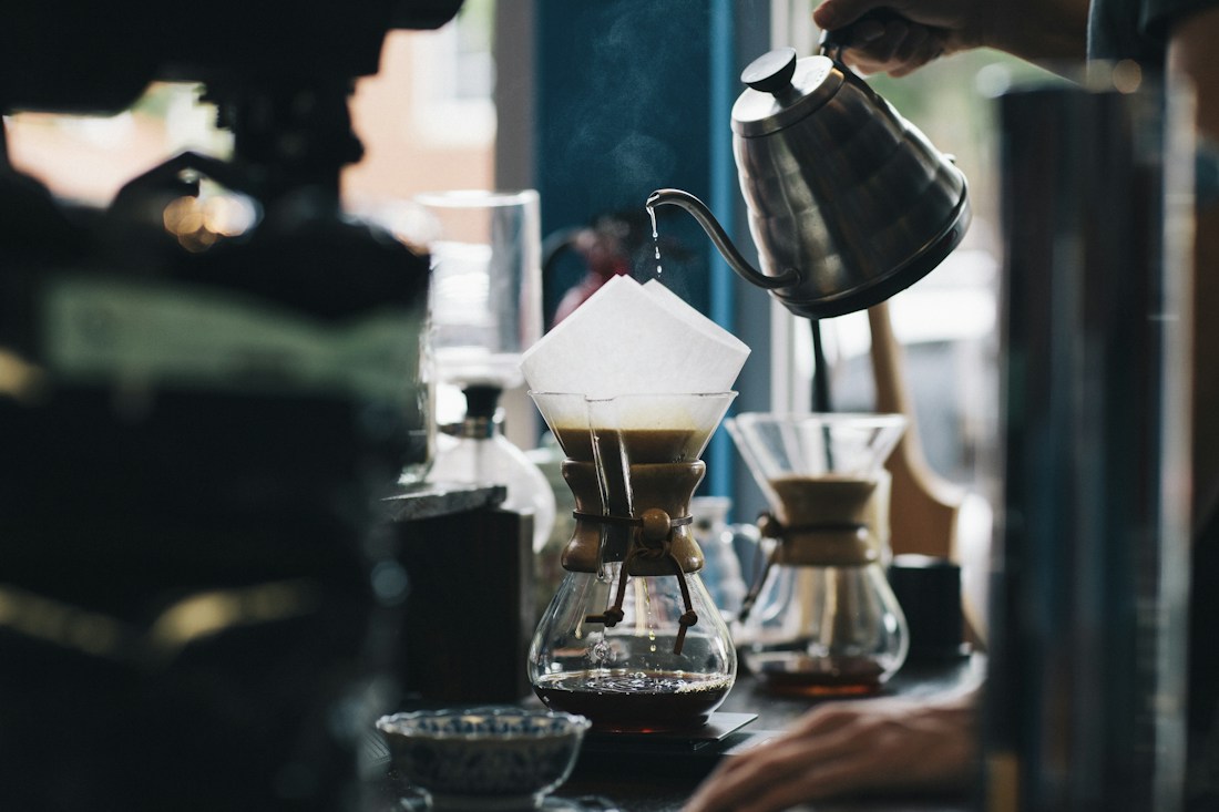 Vers geschonken filterkoffie voor een rustig koffiemoment