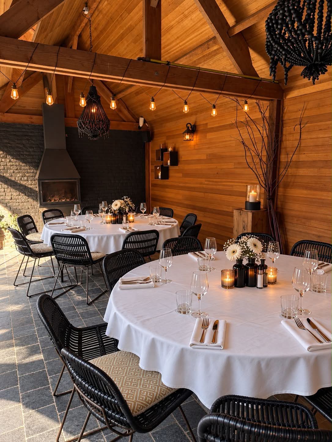 De sfeervolle ruimte van La Lys met ronde tafels voor een privéfeest